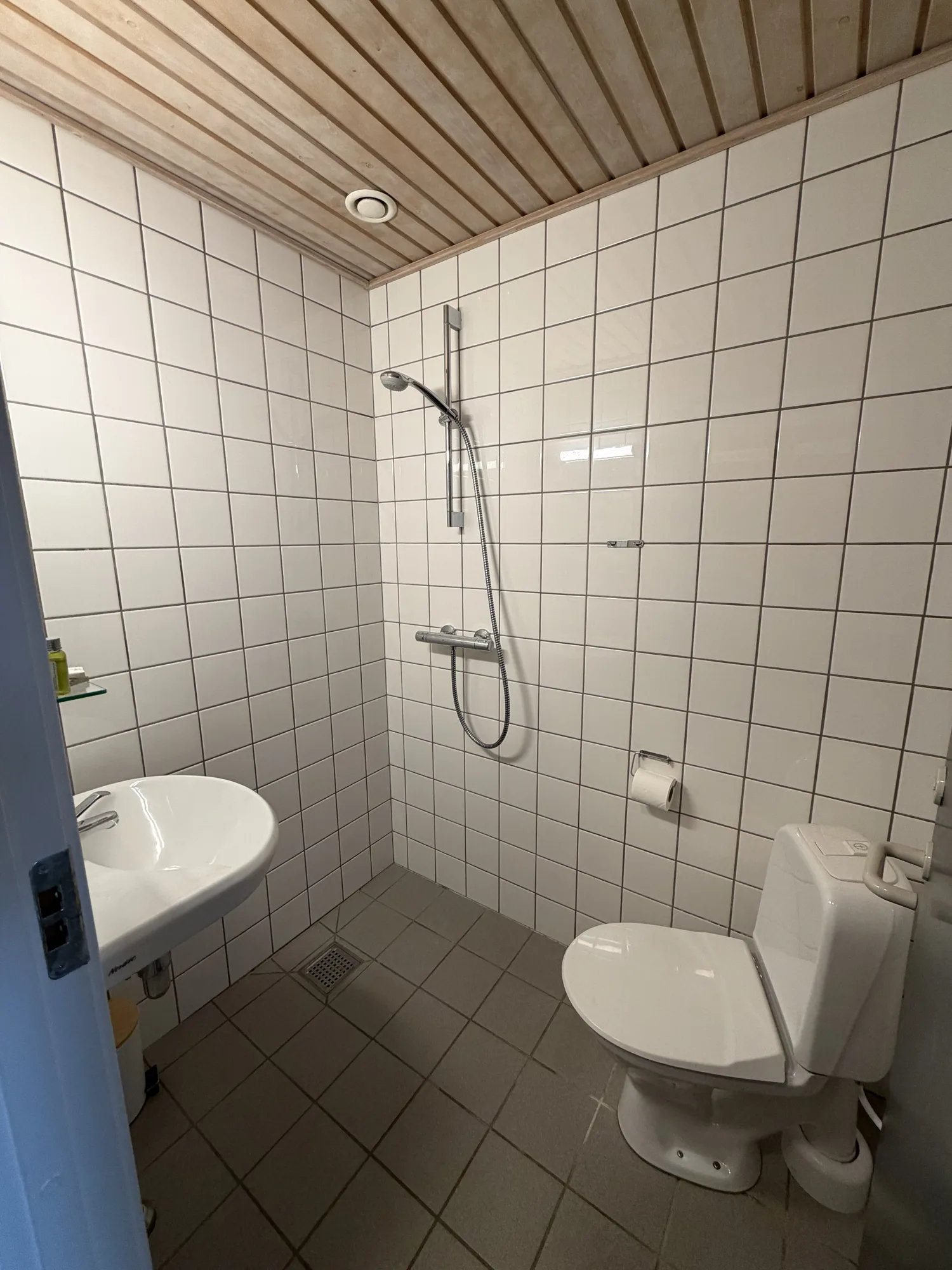 Badeværelse på Motel Storstrøm med håndvask og spejl