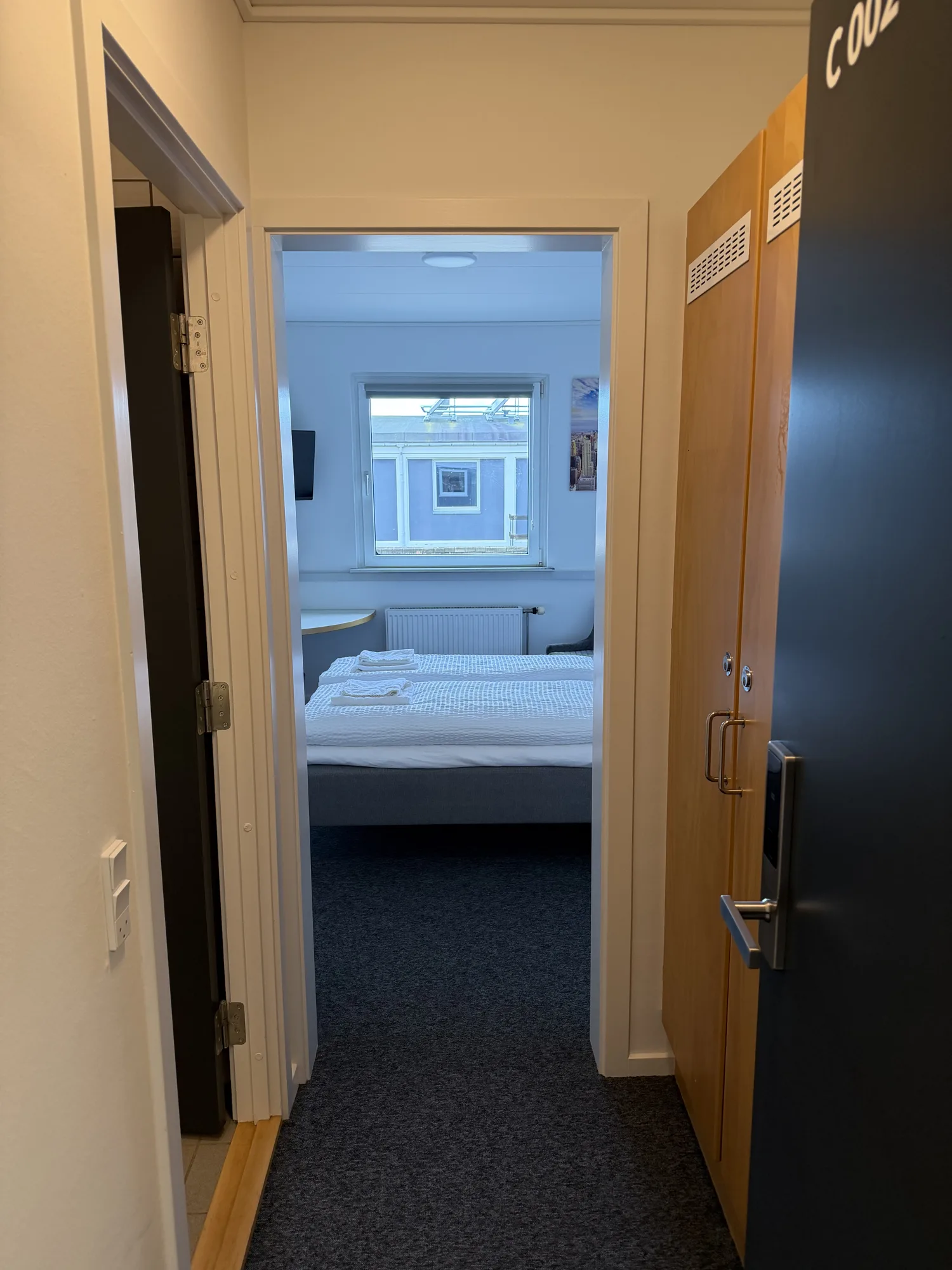 Lys gang/indgang til værelse på Motel Storstrøm
