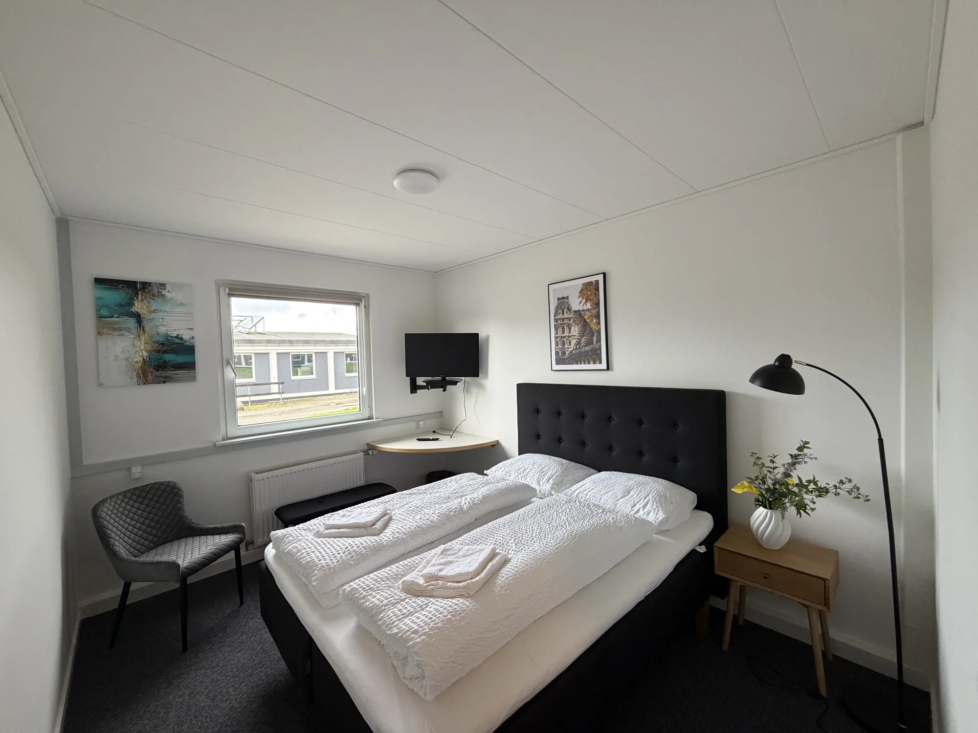 Værelse på Motel Storstrøm med dobbeltseng, skrivebord og vindue