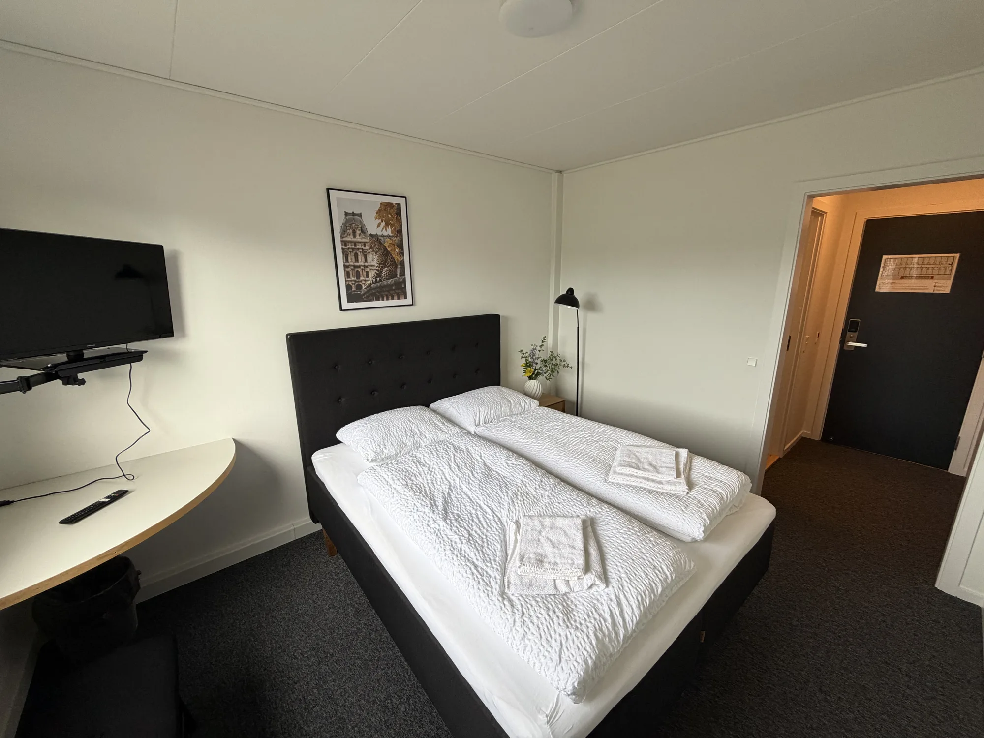 Værelse på Motel Storstrøm med seng, skrivebord og dagslys