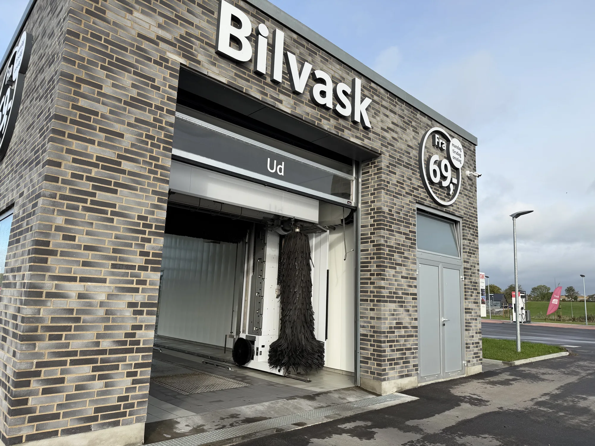 Biler i OK bilvask ved Afkørsel 41 i Stensved