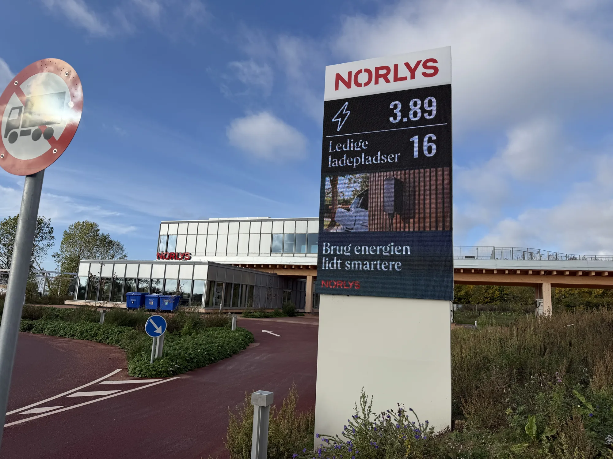 Norlys ladepark ved Afkørsel 41 med rækker af hurtigladere
